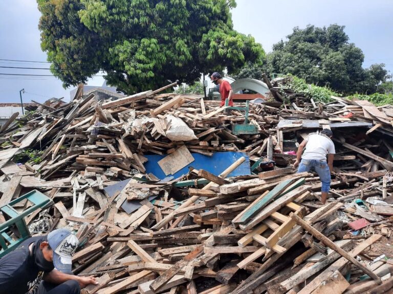 Usaha dari Kayu Bekas