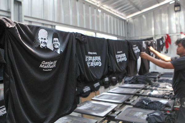 Kaos partai sebagai media branding